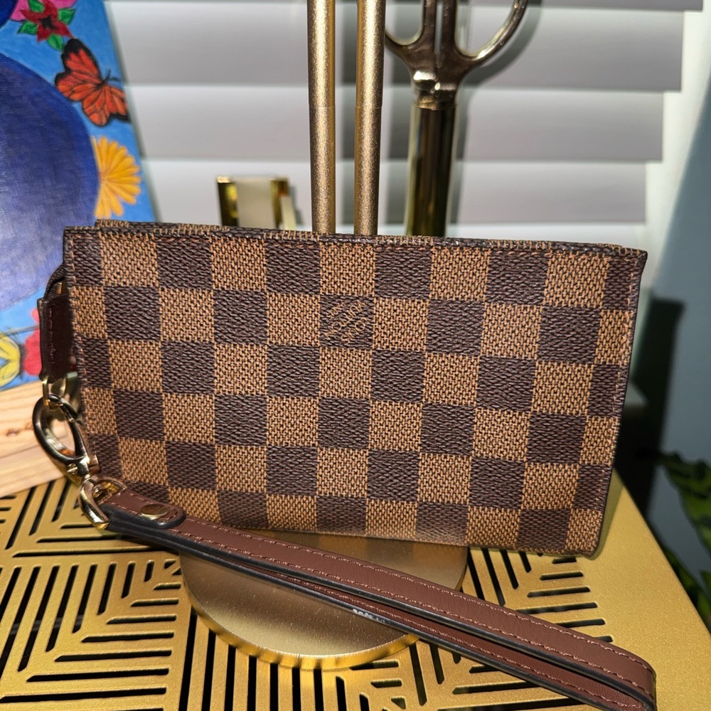 Louis Vuitton
Damier Ebene Pattern Coated Canvas Marais Bucket Pouch - Picture 5 of 8